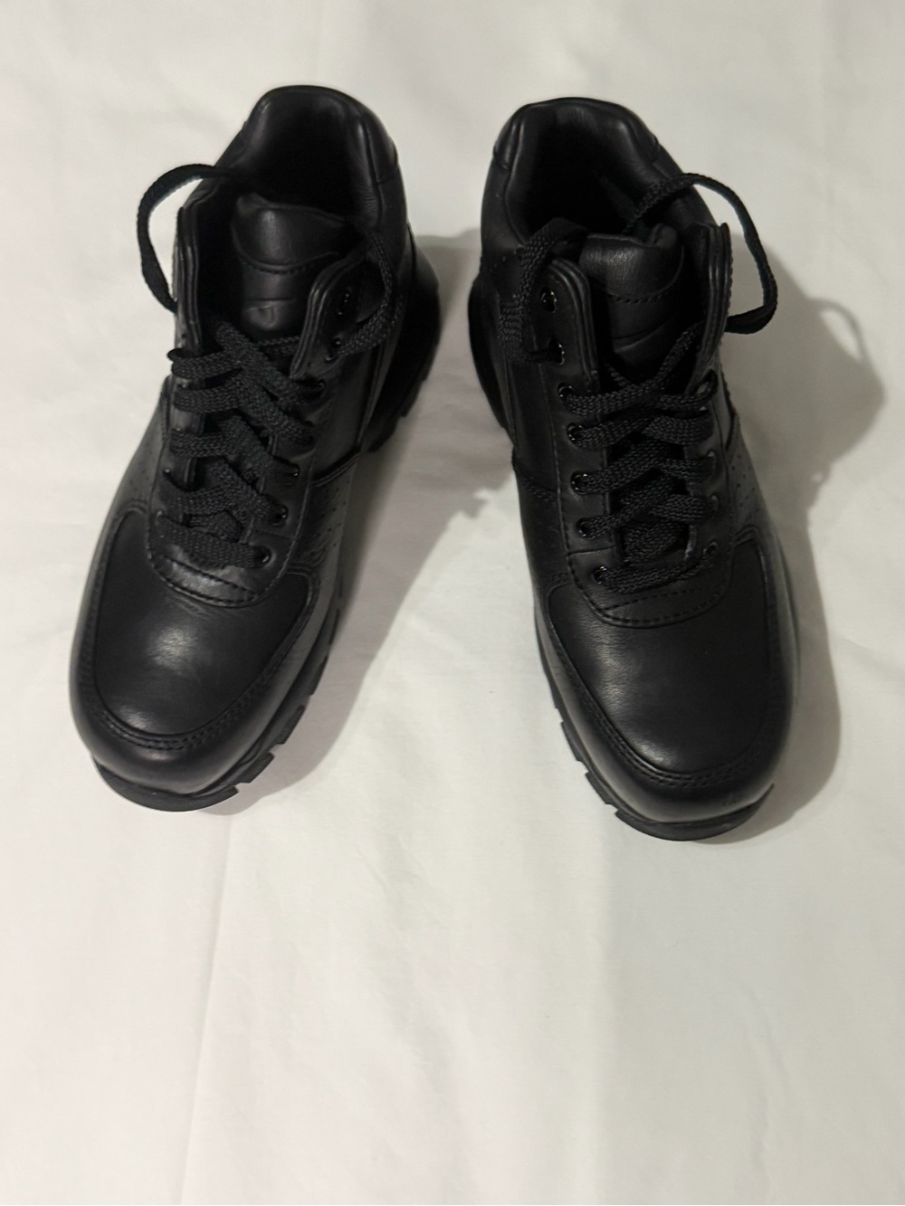 Nike Air Max Goadome
Black Leather Lace-Up Sneakers, size 4Y
